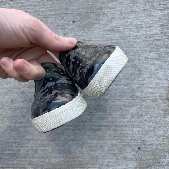 Baby Gap Grey Camo Perforated Slip On Water Proof Shoes Size 5/6 - Picture 3 of 5